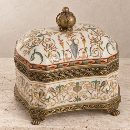 Boîte couverte en porcelaine craquelée à monture bronze doré, vue de profil oiseau