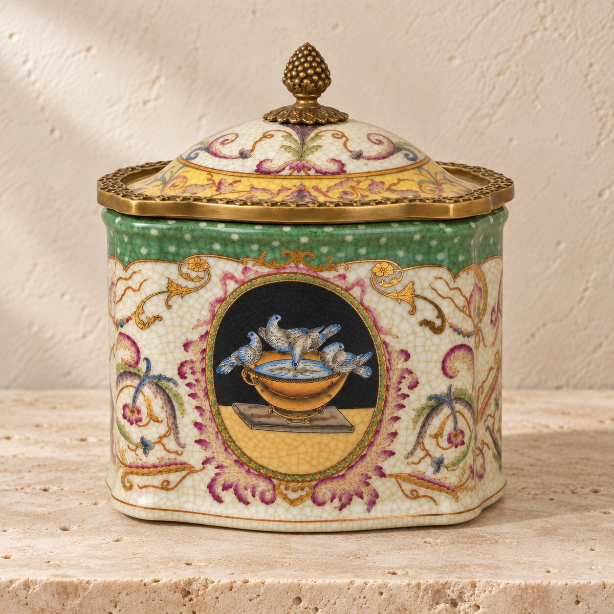 Boîte à thé en porcelaine craquelée à décor de colombes, vue trois quarts