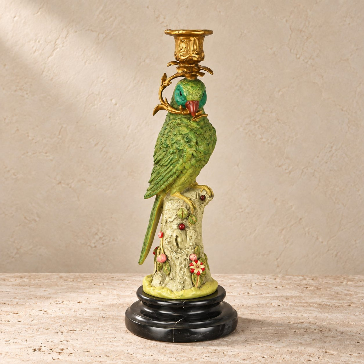 Bougeoir perroquet en bronze polychrome sur socle marbre, vue de trois quarts