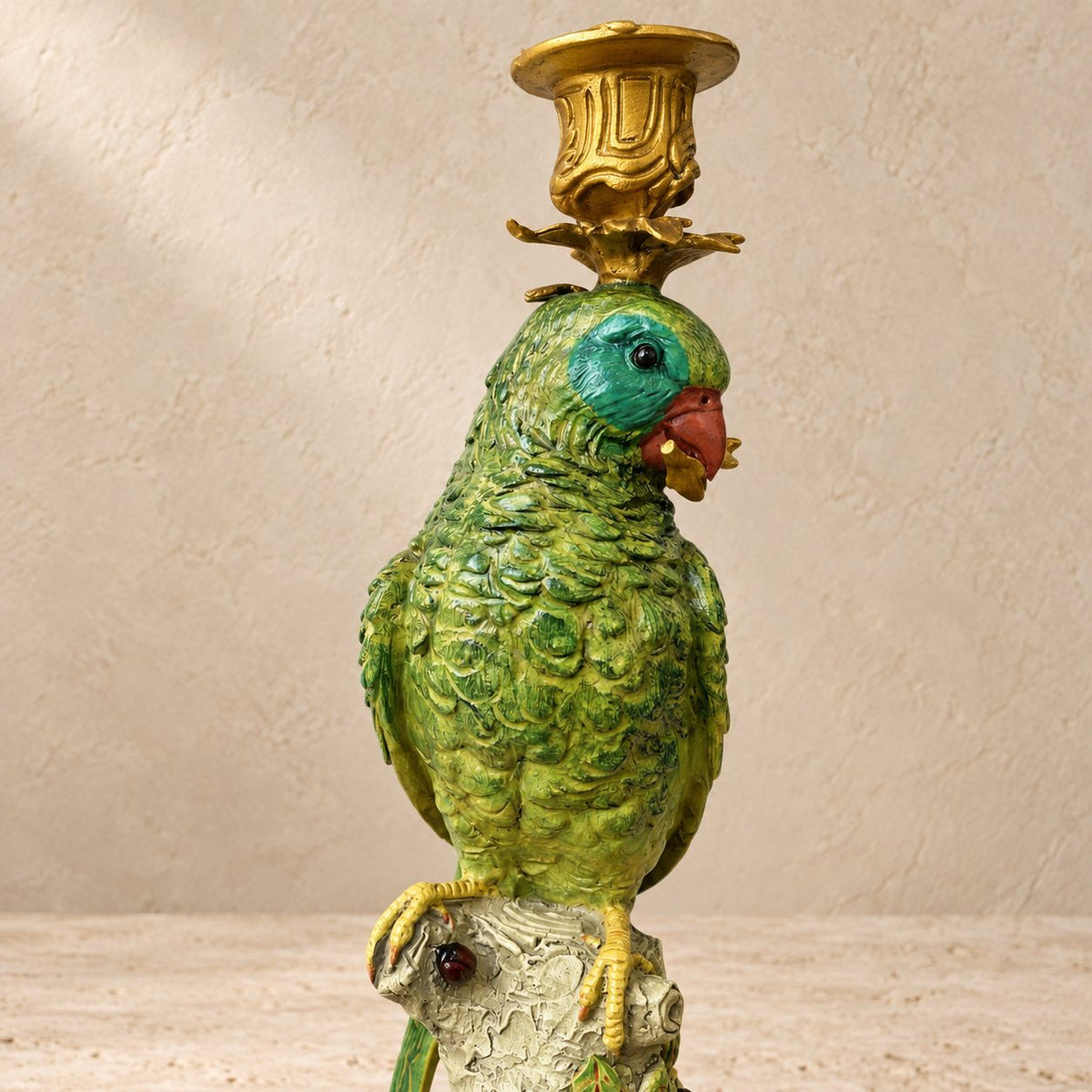 Bougeoir au perroquet vert en bronze polychrome sur socle, vue de trois quarts