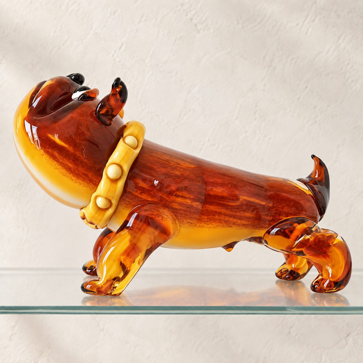 Bouledogue anglais en verre soufflé ambré, vue d'ensemble de profil, vue 8