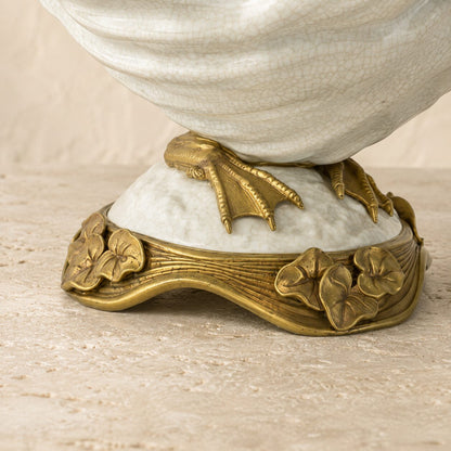 Coupe cygne en porcelaine craquelée et bronze doré, détail pieds palmes