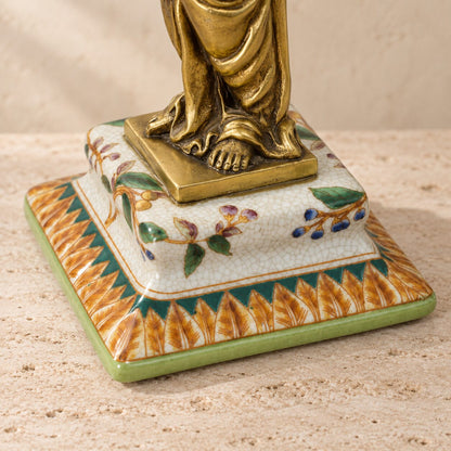 Coupe en porcelaine ajourée à monture cariatide en bronze doré, détail pieds socle