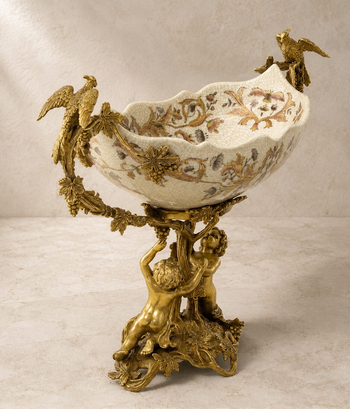 Coupe en porcelaine craquelée sur monture bronze aux putti, vue d'ensemble profil