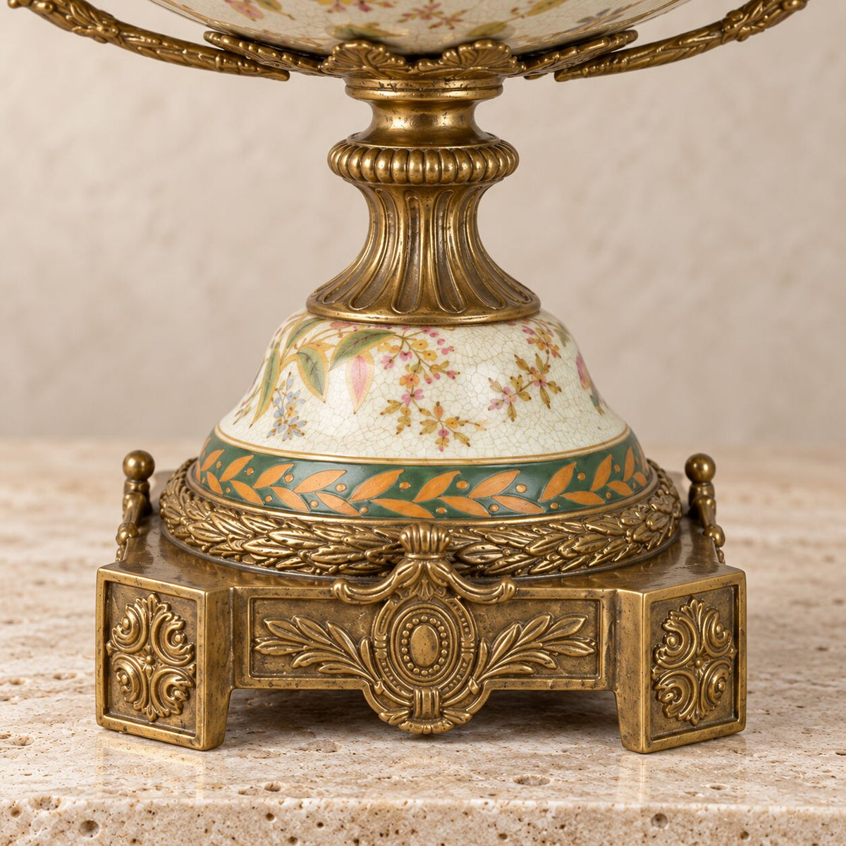 Coupe en porcelaine craquelée à décor floral, monture bronze, détail socle