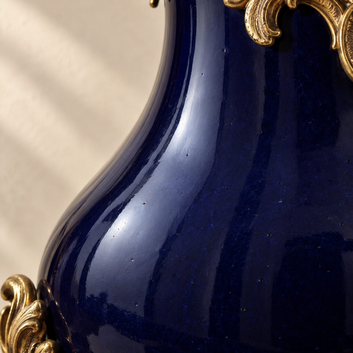 Grande urne couverte en porcelaine bleu cobalt et bronze doré, détail panse lisse