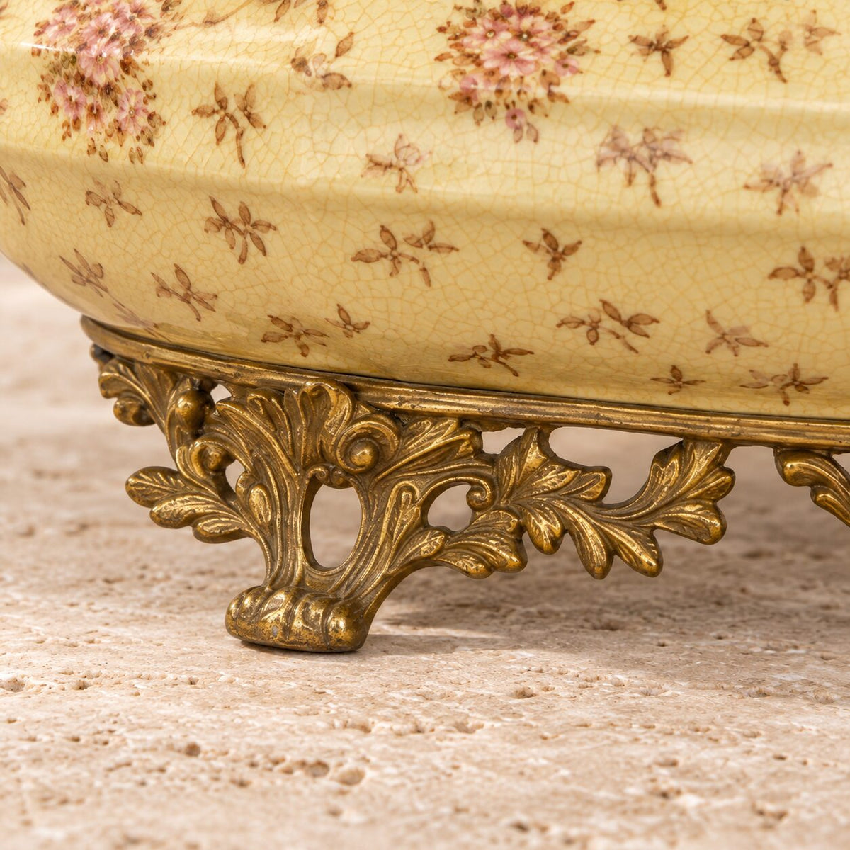 Jardinière en porcelaine jaune à monture en laiton doré, détail pied bronze feuillage