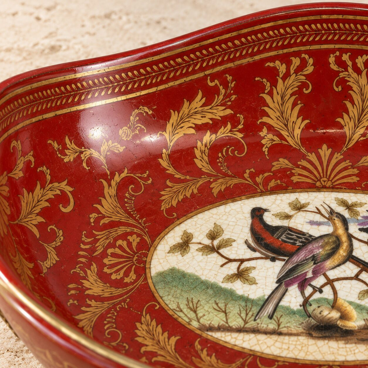 Jardinière en porcelaine rouge et bronze doré aux cariatides, détail bordure intérieure médaillon