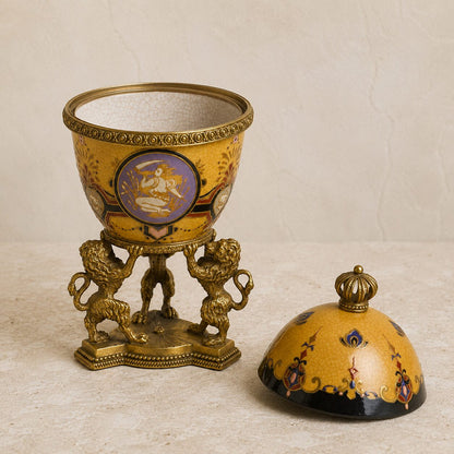 Œuf couvert en porcelaine craquelée jaune sur base lions, vue ouvert