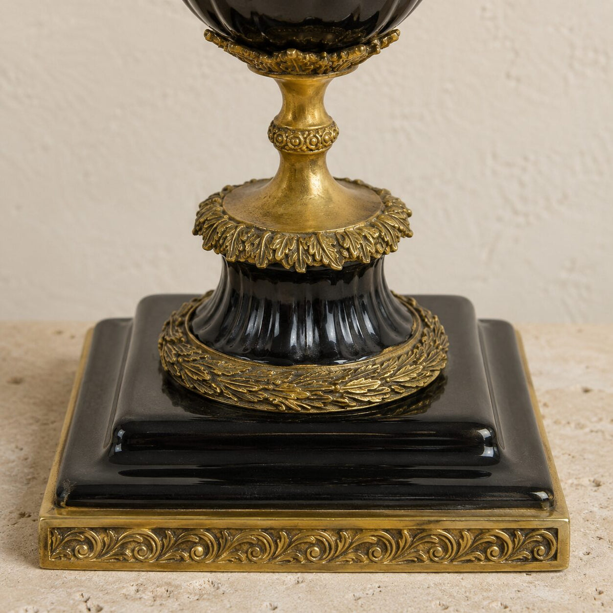 Paire de bougeoirs perroquets en porcelaine et bronze doré, détail socle bronze