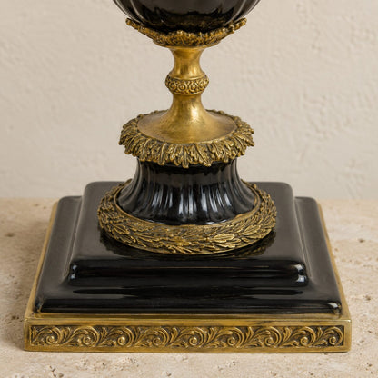 Paire de bougeoirs perroquets en porcelaine et bronze doré, détail socle bronze