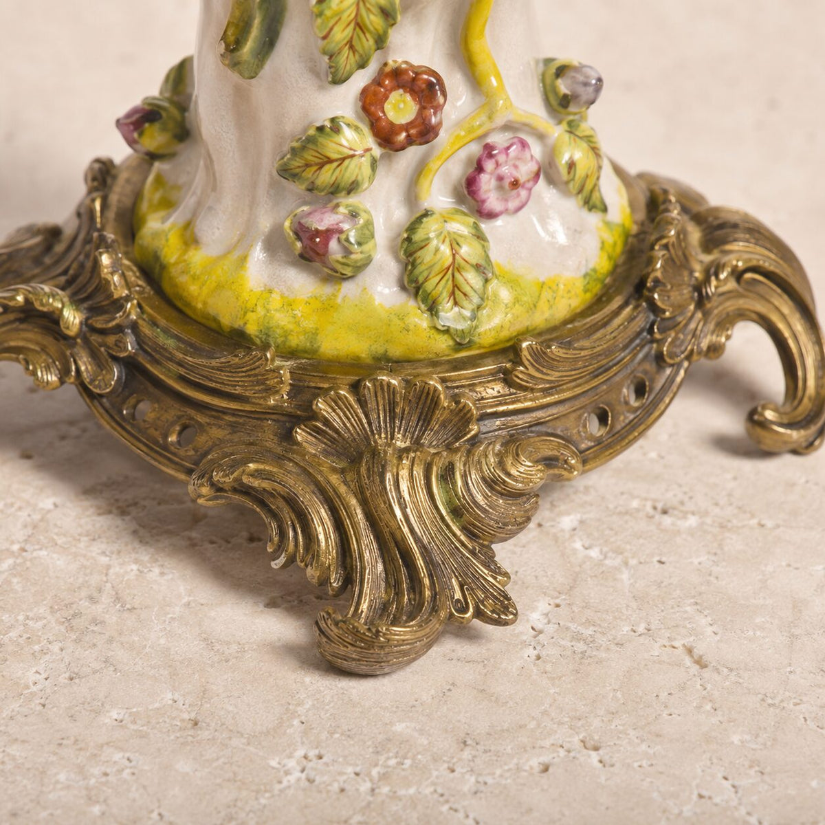 Paire de bougeoirs perroquets en porcelaine et bronze doré, détail socle bronze