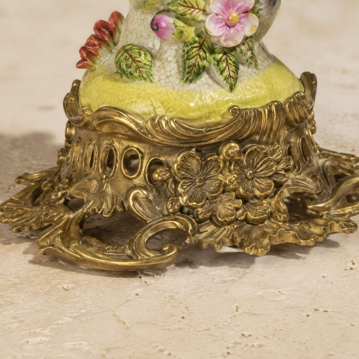 Paire de bougeoirs perroquets en porcelaine et bronze doré, détail socle bronze