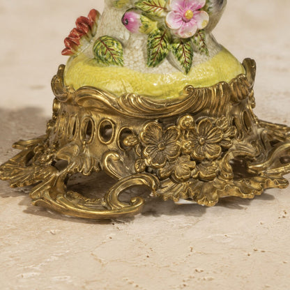 Paire de bougeoirs perroquets en porcelaine et bronze doré, détail socle bronze