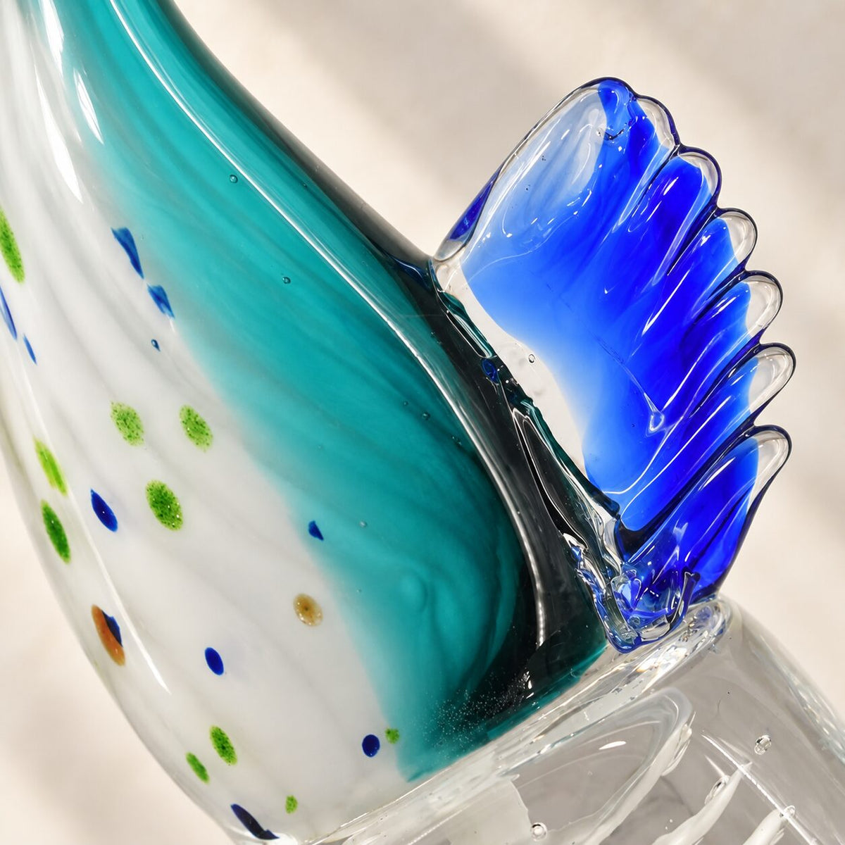 Poisson koï en verre soufflé turquoise, détail de la nageoire et du corps