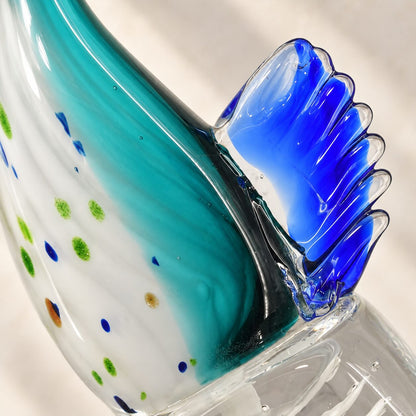 Poisson koï en verre soufflé turquoise, détail de la nageoire et du corps