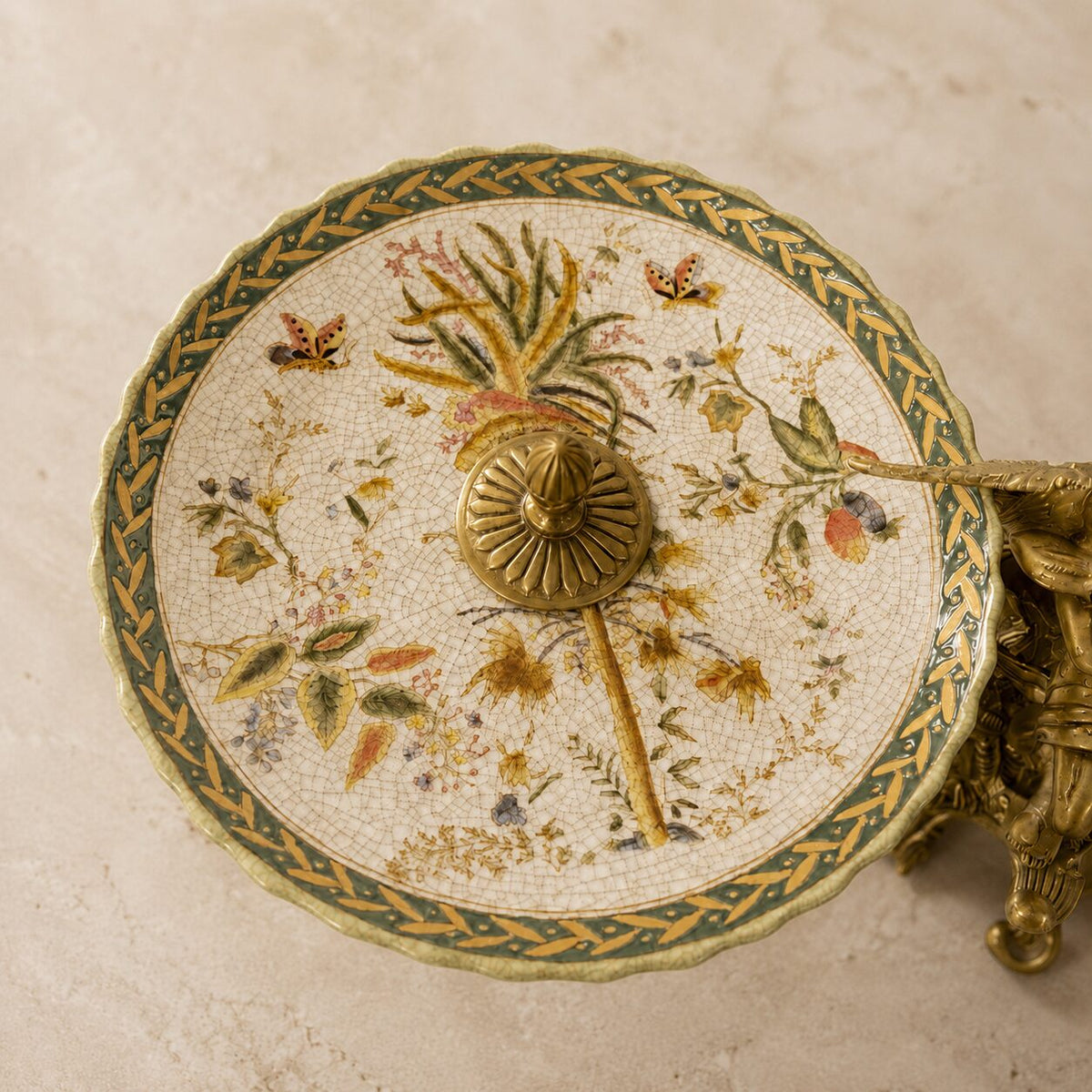 Surtout de table en bronze doré et porcelaine à décor floral, détail coupelle dessus