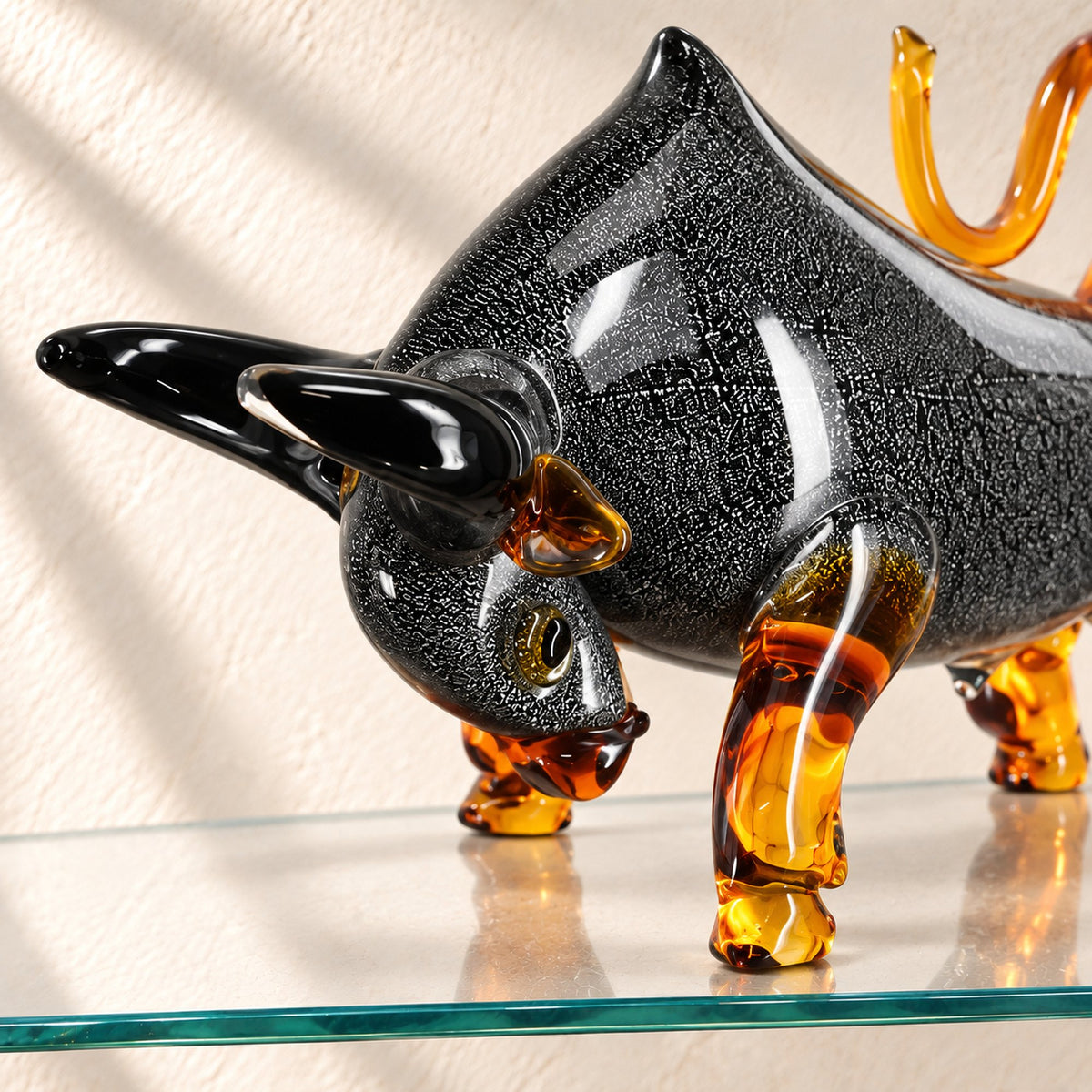 Taureau en verre style Murano gris argenté et ambre, vue d'ensemble de trois quarts cornes noires
