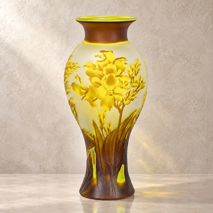 Vase balustre en verre camée à décor de freesias jaunes, vue complémentaire produit