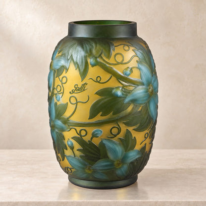 Vase camée Art Nouveau à décor de clématites vertes et bleues, face avec inscription gravée