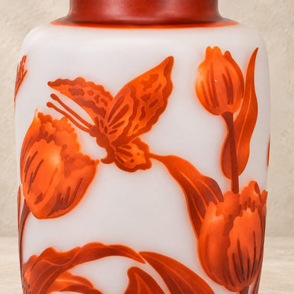 Vase camée en pâte de verre décor tulipes, style Gallé, détail papillon tulipes