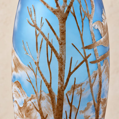 Vase camée en verre multicouche à décor de faisans en vol, détail arbres hiver