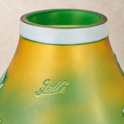 Vase camée en verre multicouche à décor de marguerites, détail col et inscription gravée