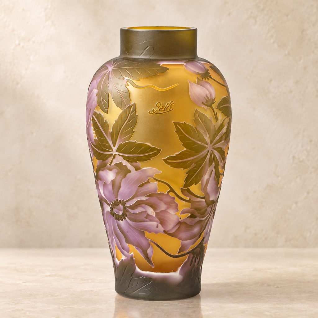 Vase camée en verre multicouche décor de pivoines et feuillages, face pivoines et inscription gravée