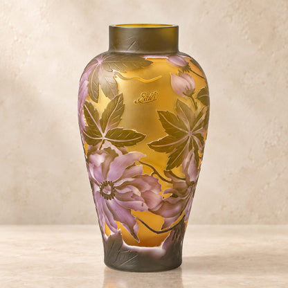 Vase camée en verre multicouche décor de pivoines et feuillages, face pivoines et inscription gravée