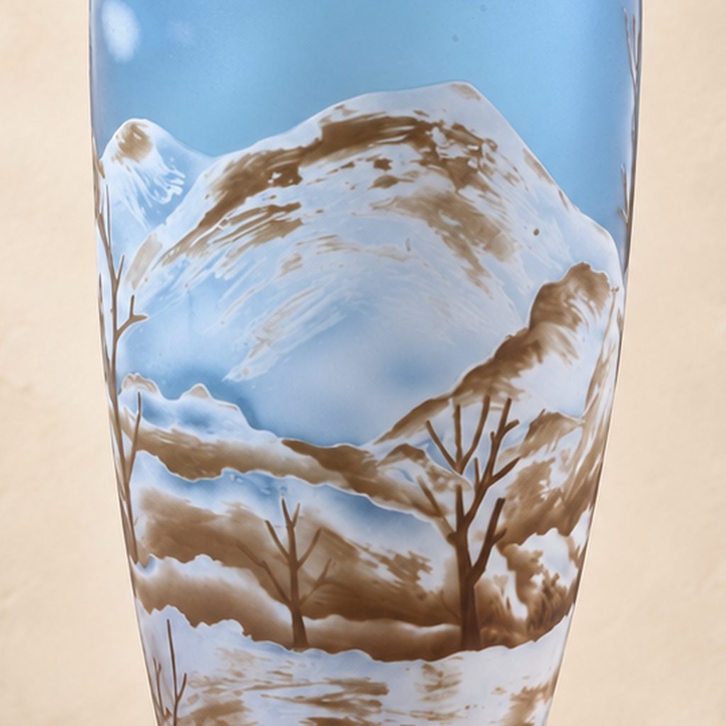 Vase camée en verre multicouche, vol de faisans en hiver, détail montagne enneigée
