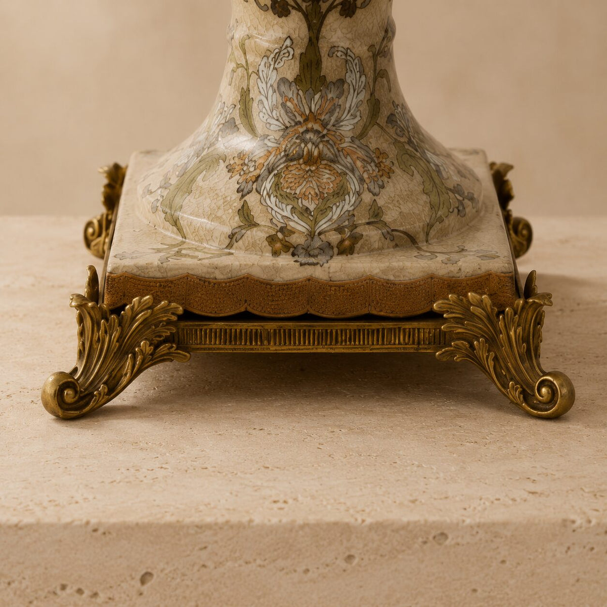 Vase Médicis en porcelaine craquelée à monture bronze doré, détail pieds griffes