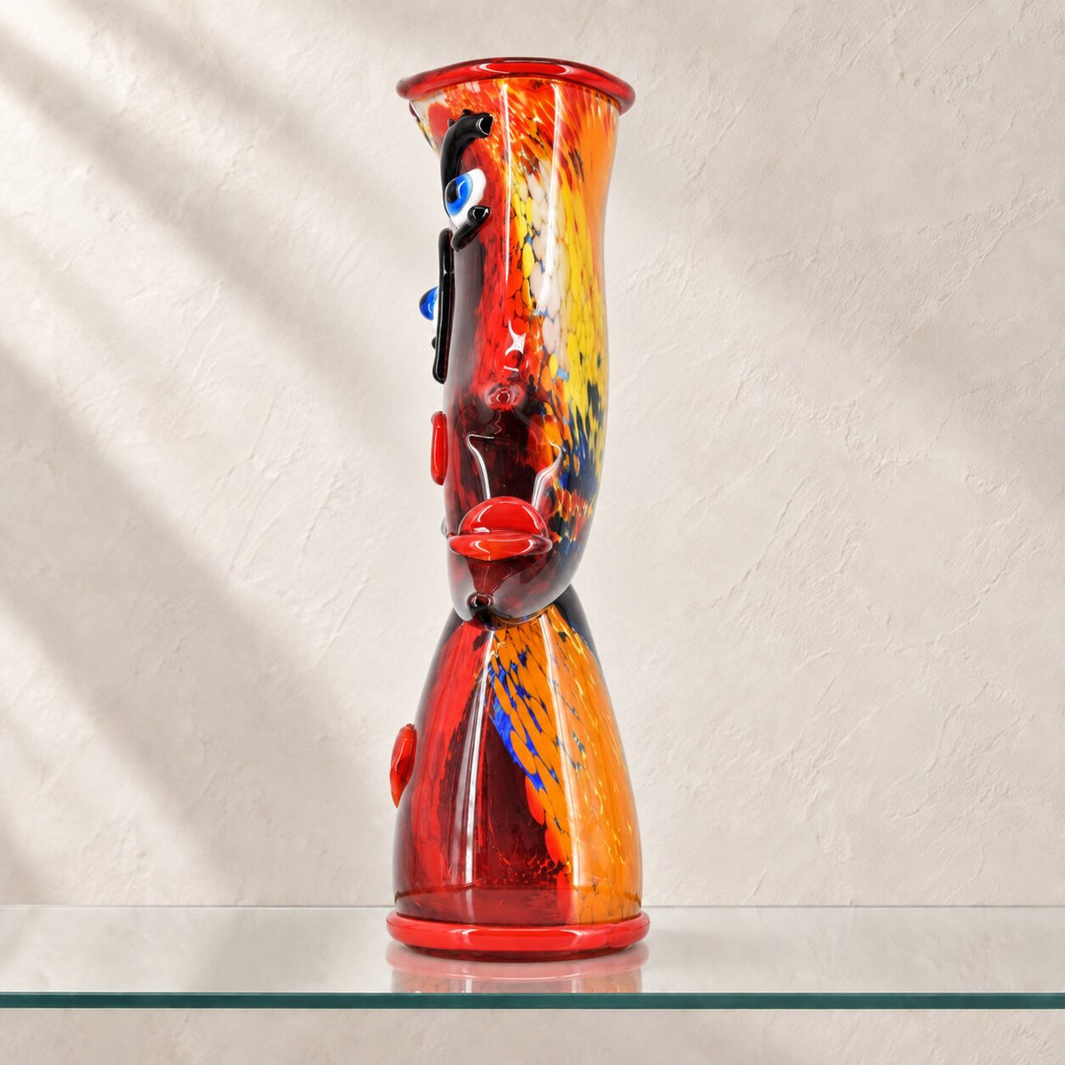Vase sculpture visage cubiste de profil en verre polychrome style Murano, vue de profil angle 3