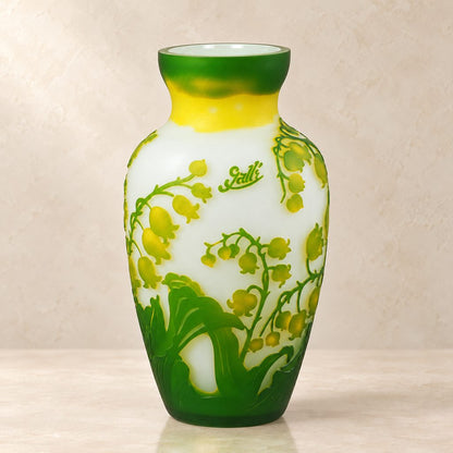 Vase en verre camée décor muguet vert et jaune, face avec inscription gravée