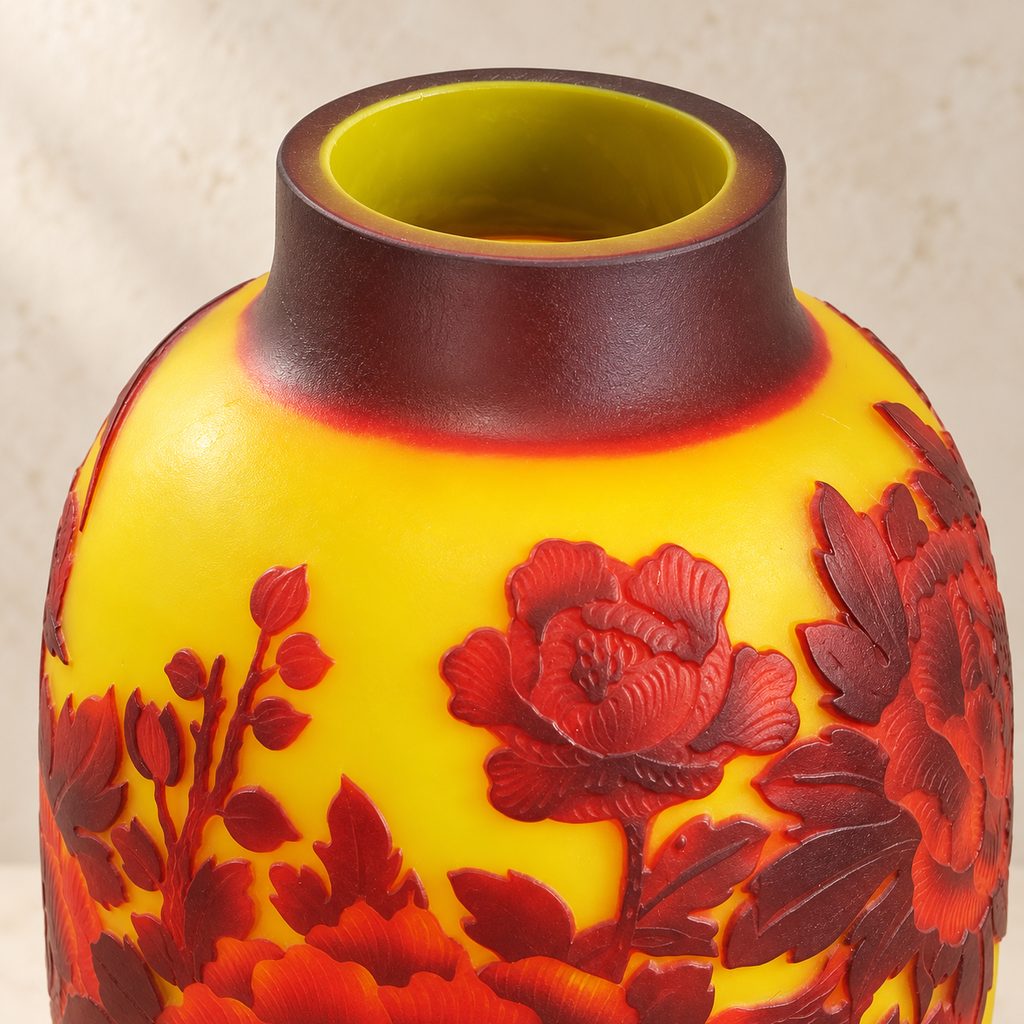 Vase en verre multicouche décor pivoines et perdrix, détail col pivoines