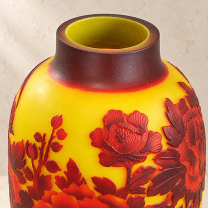 Vase en verre multicouche décor pivoines et perdrix, détail col pivoines