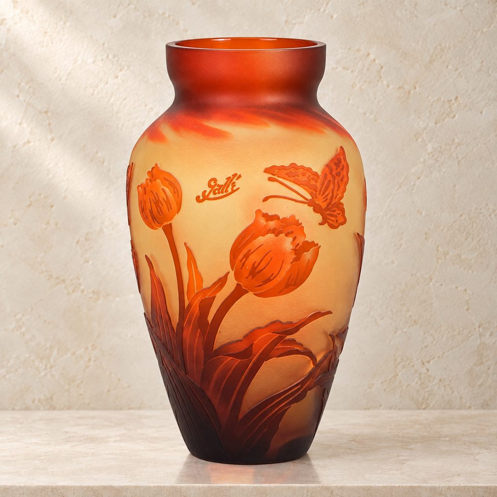 Vase en verre multicouche décor tulipes et papillon, face avec inscription gravée