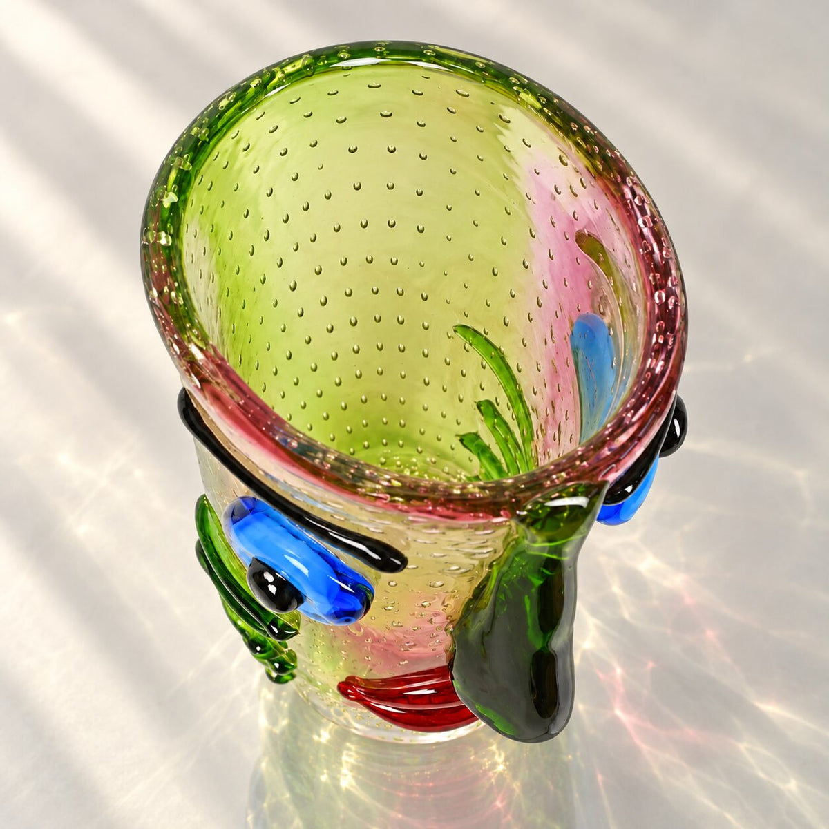 Vase visage abstrait en verre soufflé style Murano, vue de dessus plongeante