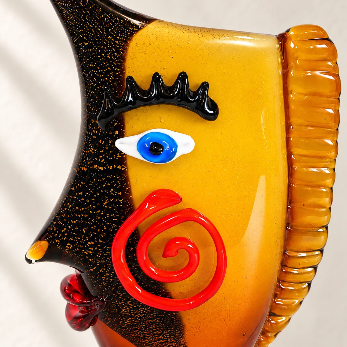 Vase visage abstrait en verre style Murano orange et noir, détail œil bleu cils dos