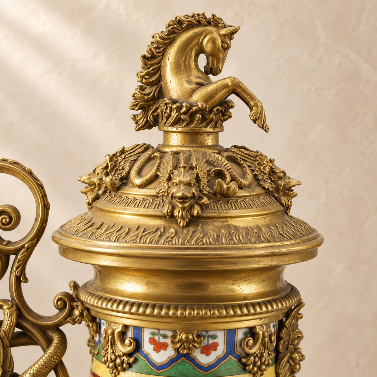 Aiguière corne d'abondance en porcelaine craquelée et bronze doré, détail couvercle cheval gros plan