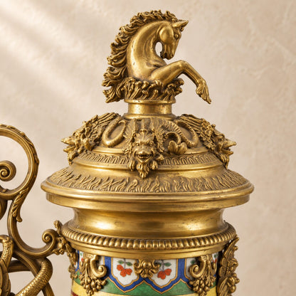 Aiguière corne d'abondance en porcelaine craquelée et bronze doré, détail couvercle cheval gros plan