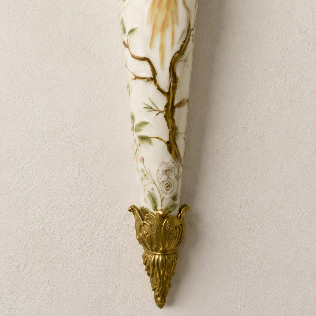 Applique cornet en porcelaine et bronze doré au perroquet, détail embout bronze
