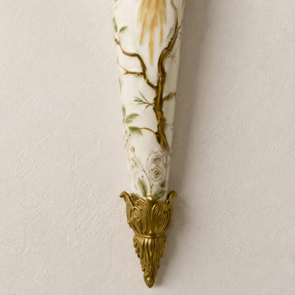 Applique cornet en porcelaine et bronze doré au perroquet, détail embout bronze
