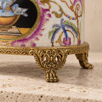 Boîte couverte en porcelaine craquelée et bronze doré, détail pied griffe
