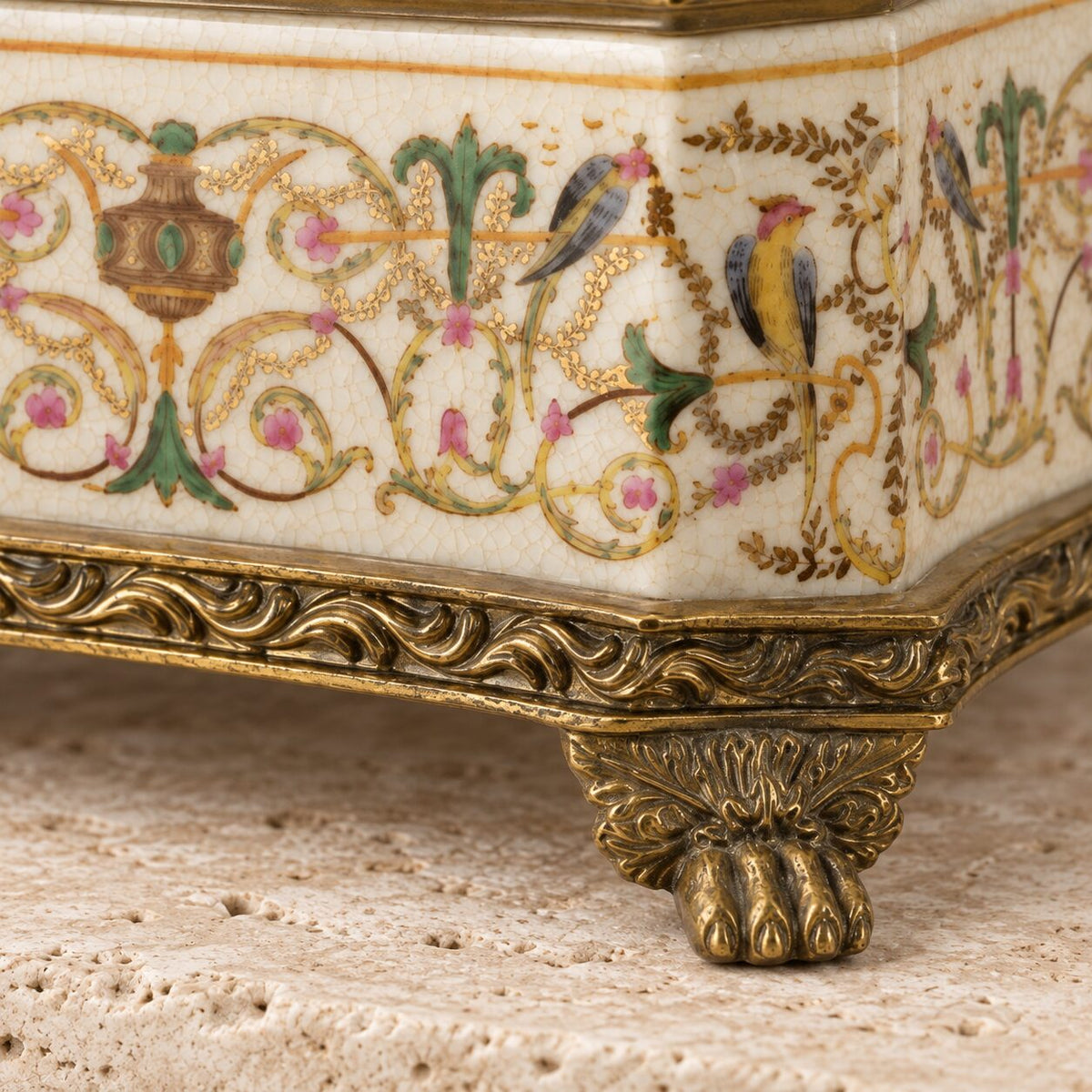 Boîte couverte en porcelaine craquelée à monture bronze doré, détail pied griffe bronze