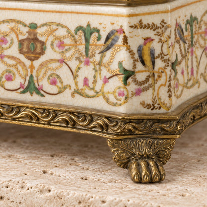 Boîte couverte en porcelaine craquelée à monture bronze doré, détail pied griffe bronze
