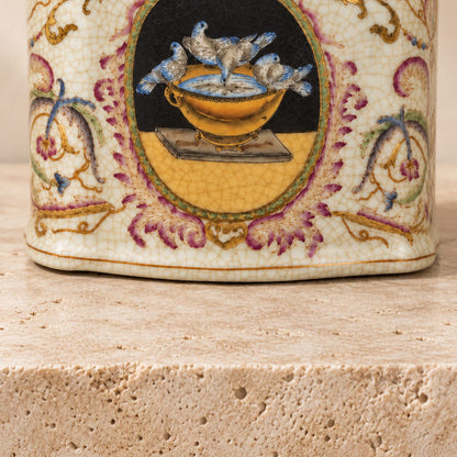 Boîte à thé en porcelaine craquelée à décor de colombes, détail base médaillon