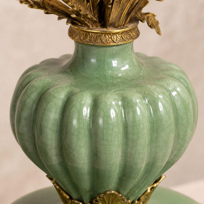Bougeoir en porcelaine céladon et bronze doré aux oiseaux, détail panse vase