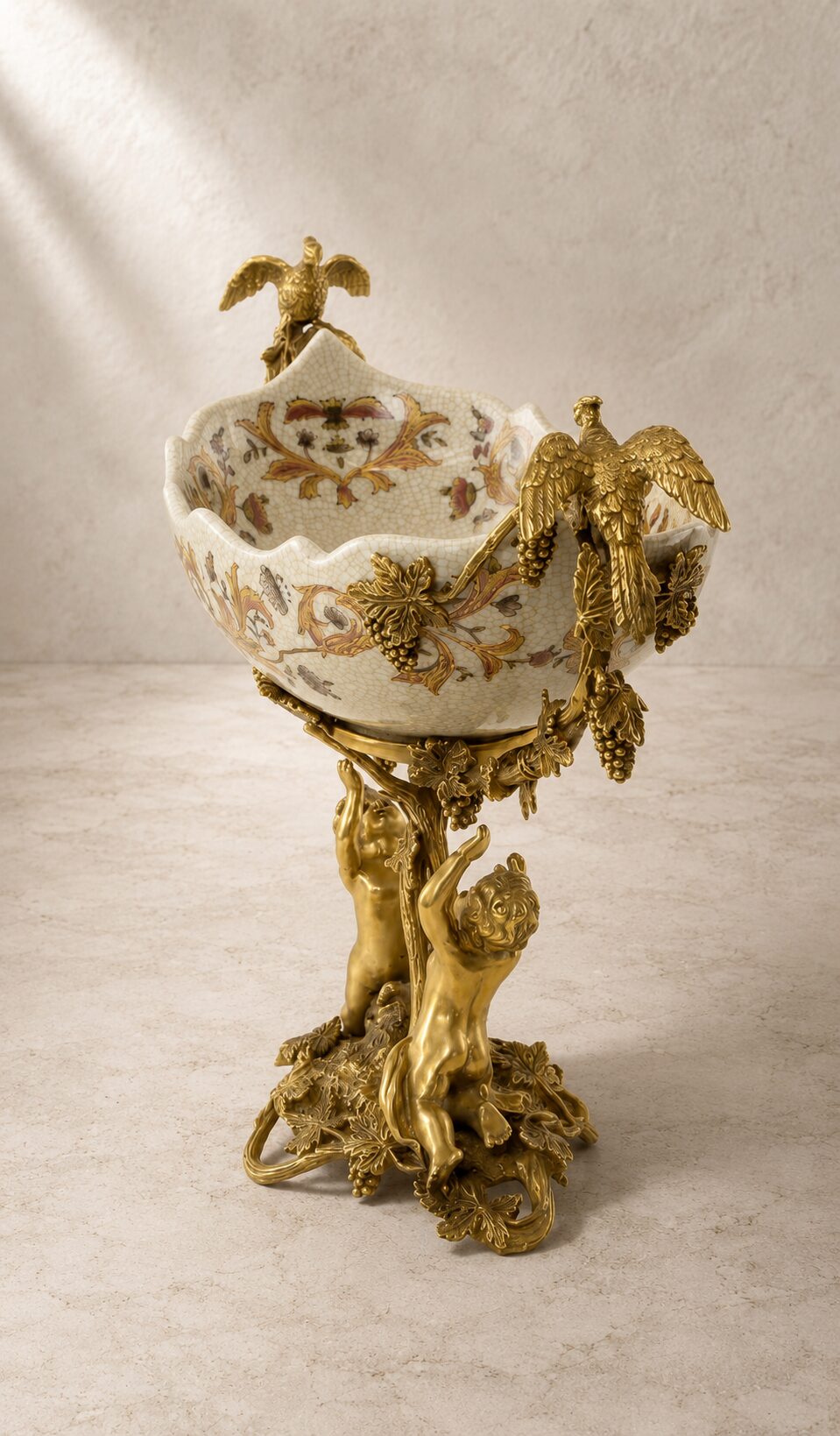 Coupe en porcelaine craquelée sur monture bronze aux putti, vue trois quarts