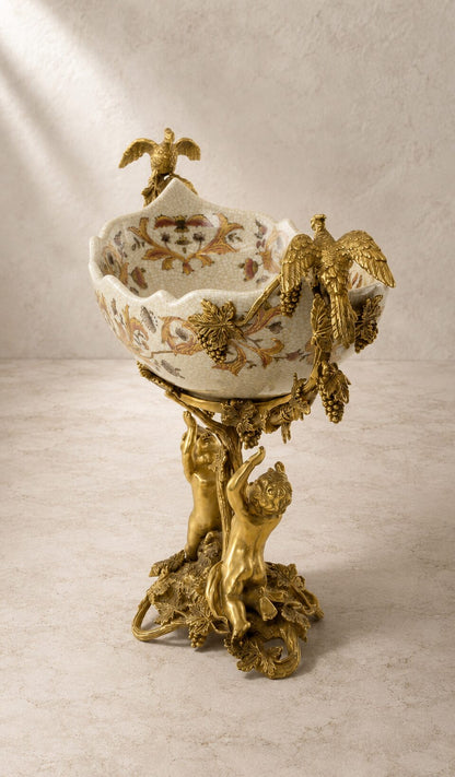 Coupe en porcelaine craquelée sur monture bronze aux putti, vue trois quarts