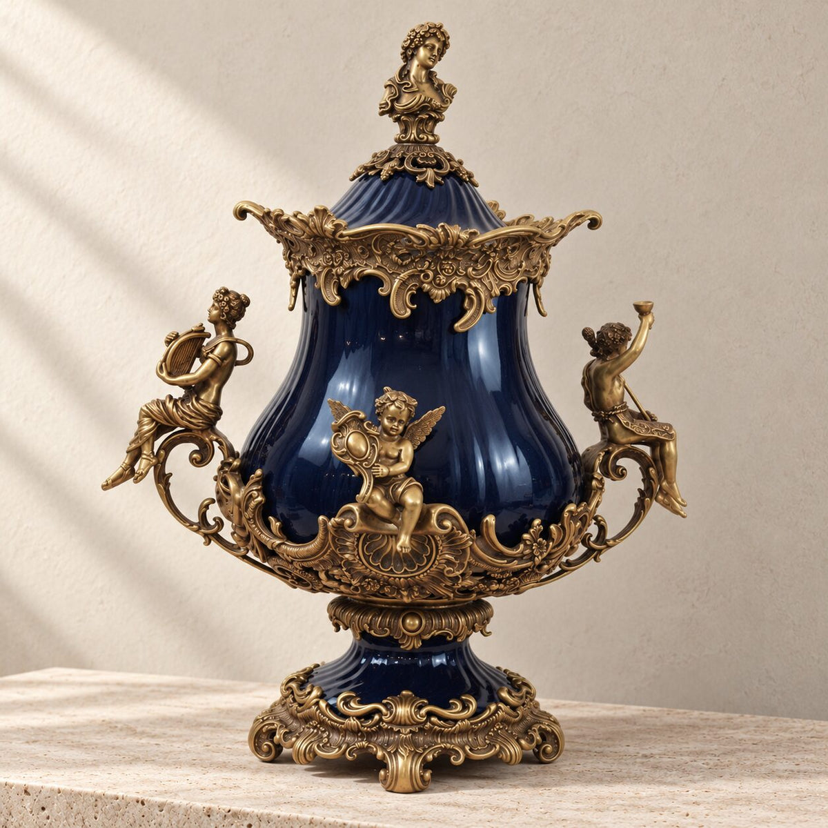 Grande urne couverte en porcelaine bleu cobalt et bronze doré, vue de profil